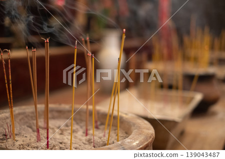 房間裡瀰漫著香菸。 房間裡瀰漫著香菸。 139043487