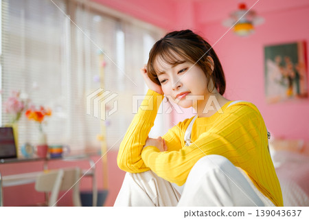 一位年輕女子在房間裡陷入沉思：快樂流行樂 139043637