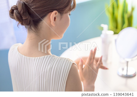 女子在鏡子前護膚：快樂流行 139043641