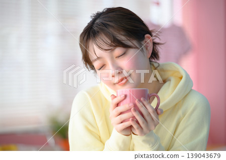 一位女士悠閒地喝著熱飲：快樂流行樂 139043679