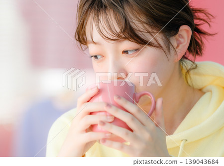 年輕女子喝飲料時的側臉：快樂汽水 139043684