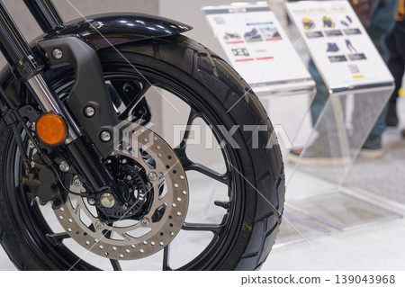 展覽館內一排摩托車的前輪和碟煞特寫。 展覽館內一排摩托車的前輪和碟煞特寫。 139043968