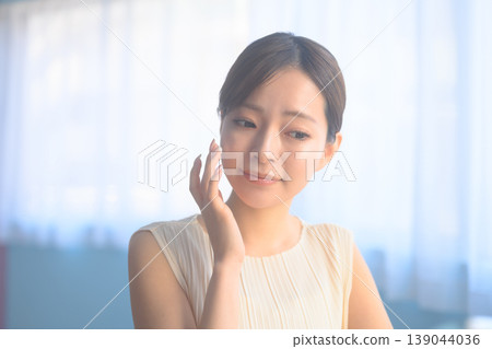 Beautiful Japanese women doing skincare: Happy Pop Beautiful Japanese women doing skincare: Happy Pop 139044036