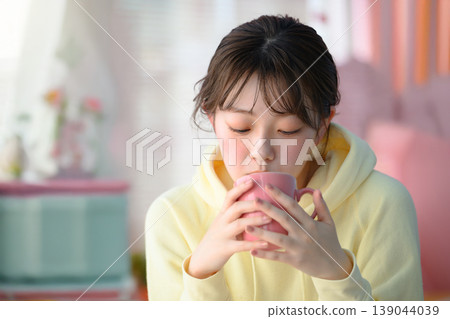Woman drinking coffee: Happy Pop 139044039