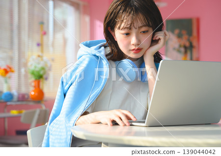 女學生正在用筆記型電腦學習：快樂流行樂 139044042