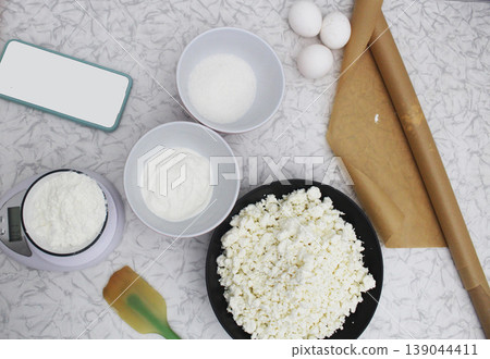 Cooking cheesecakes according to the recipe view from above 139044411