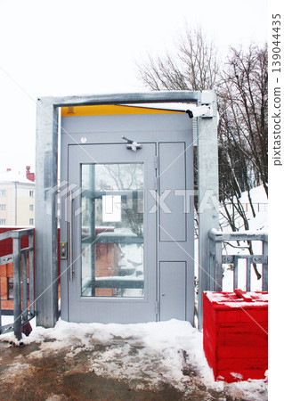 Street elevator cabin in winter Street elevator cabin in winter 139044435