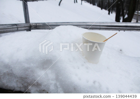 a coffee cup in the snow. Harm of mono-oaz cookware a coffee cup in the snow. Harm of mono-oaz cookware 139044439