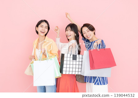 中年女性享受購物的樂趣 中年女性享受購物的樂趣 139044532