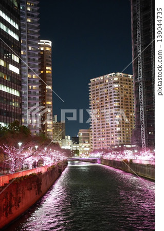目黑川：冬日粉紅燈光與清澈的河面 139044735