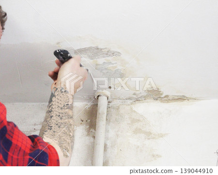 Ceiling putty with white plaster. Apartment renovation 139044910