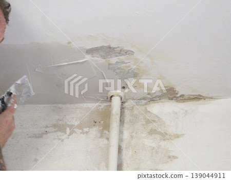 Wet walls after plastering ceiling walls 139044911