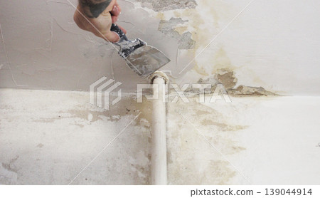 Technique of leveling walls and ceilings with plaster 139044914