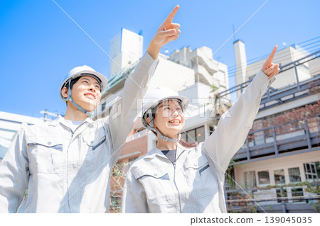 Portraits of men and women in work clothes Portraits of men and women in work clothes 139045035