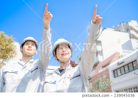 Portraits of men and women in work clothes 139045036