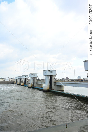 Sekiya Diversion Channel and the sluice gates and flow of the Niigata Weir (Sekiya, Nishi Ward, Niigata City, Niigata Prefecture) Sekiya Diversion Channel and the sluice gates and flow of the Niigata Weir (Sekiya, Nishi Ward, Niigata City, Niigata Prefecture) 139045297