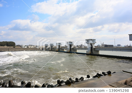 Sekiya Diversion Channel and the sluice gates and flow of the Niigata Weir (Sekiya, Nishi Ward, Niigata City, Niigata Prefecture) Sekiya Diversion Channel and the sluice gates and flow of the Niigata Weir (Sekiya, Nishi Ward, Niigata City, Niigata Prefecture) 139045298