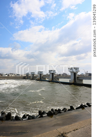 Sekiya Diversion Channel and the sluice gates and flow of the Niigata Weir (Sekiya, Nishi Ward, Niigata City, Niigata Prefecture) Sekiya Diversion Channel and the sluice gates and flow of the Niigata Weir (Sekiya, Nishi Ward, Niigata City, Niigata Prefecture) 139045299