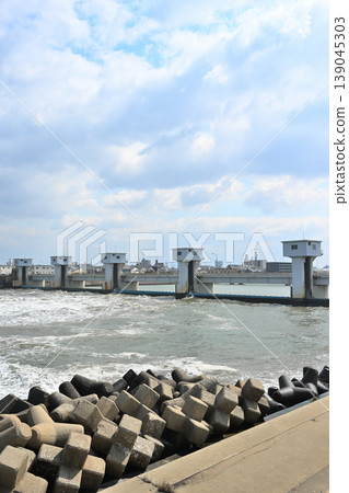 Sekiya Diversion Channel and the sluice gates and flow of the Niigata Weir (Sekiya, Nishi Ward, Niigata City, Niigata Prefecture) Sekiya Diversion Channel and the sluice gates and flow of the Niigata Weir (Sekiya, Nishi Ward, Niigata City, Niigata Prefecture) 139045303