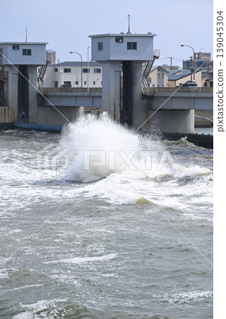 關谷引水渠、新潟堰閘門及水流(新潟縣新潟市西區關谷) 關谷引水渠、新潟堰閘門及水流(新潟縣新潟市西區關谷) 139045304