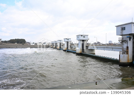 Sekiya Diversion Channel and the sluice gates and flow of the Niigata Weir (Sekiya, Nishi Ward, Niigata City, Niigata Prefecture) Sekiya Diversion Channel and the sluice gates and flow of the Niigata Weir (Sekiya, Nishi Ward, Niigata City, Niigata Prefecture) 139045306