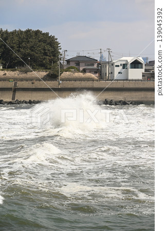 關谷引水渠(新潟縣新潟市西區)的波浪與水花碰撞 關谷引水渠(新潟縣新潟市西區)的波浪與水花碰撞 139045392