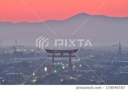 The Yahiko Grand Torii gate and townscape before dawn (Yahiko Village, Niigata Prefecture) The Yahiko Grand Torii gate and townscape before dawn (Yahiko Village, Niigata Prefecture) 139046597