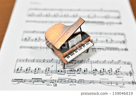 Image of a grand piano and sheet music [Indoor studio photography] 139046819