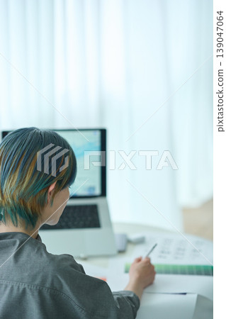 在桌邊工作的女人 在桌邊工作的女人 139047064
