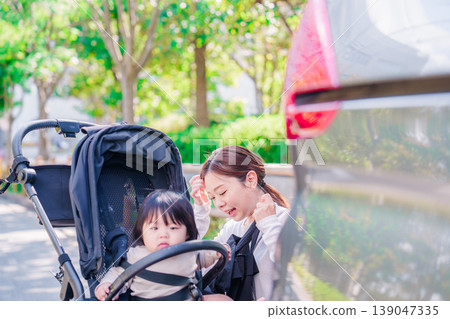 母親帶著孩子外出 母親帶著孩子外出 139047335