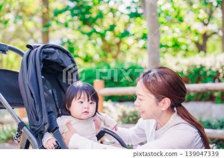 母親帶著孩子外出 母親帶著孩子外出 139047339