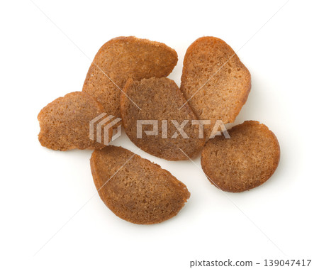 Group of rye bread chips 139047417