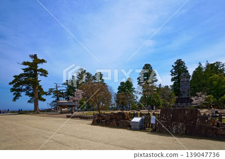 青葉城遺址中,伊達政宗騎馬像與盛開的櫻花交相輝映 青葉城遺址中,伊達政宗騎馬像與盛開的櫻花交相輝映 139047736