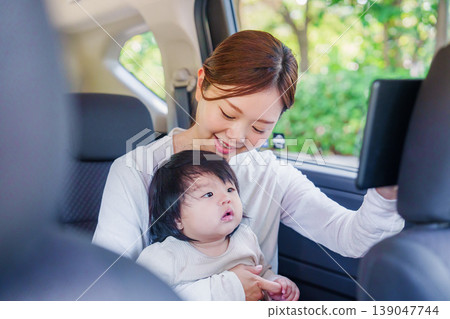 一位母親帶著她的小孩搭乘計程車 一位母親帶著她的小孩搭乘計程車 139047744
