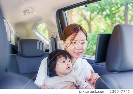 一位母親帶著她的小孩搭乘計程車 一位母親帶著她的小孩搭乘計程車 139047745