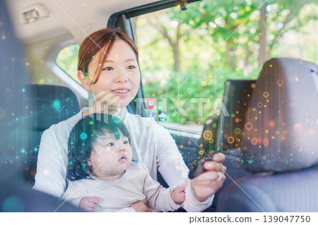 一位母親帶著她的小孩搭乘計程車 139047750