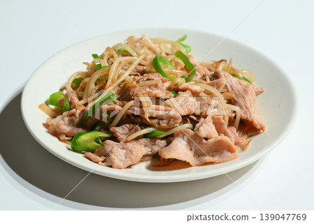 肉和蔬菜與豆芽和甜椒一起翻炒 肉和蔬菜與豆芽和甜椒一起翻炒 139047769