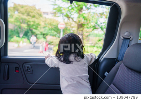 嬰兒受困車內後哭泣 139047789