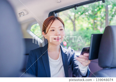 一位女商務人士正在支付計程車費。 一位女商務人士正在支付計程車費。 139048074