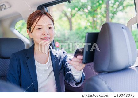 一位女商務人士正在支付計程車費。 一位女商務人士正在支付計程車費。 139048075
