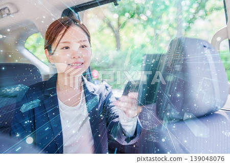 一位女商務人士正在支付計程車費。 139048076