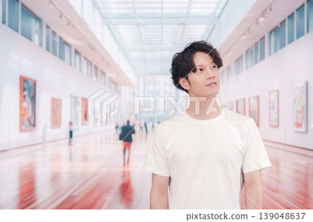 一位年輕人正在參觀美術館 139048637