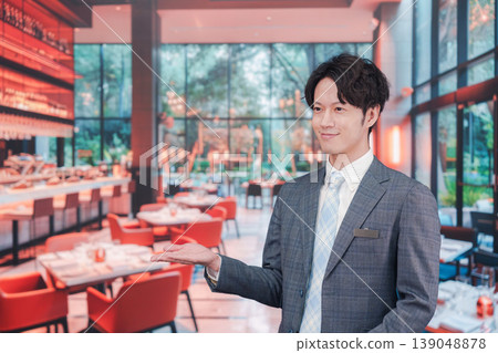 在餐廳工作的年輕男服務員 139048878
