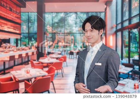 在餐廳工作的年輕男服務員 139048879