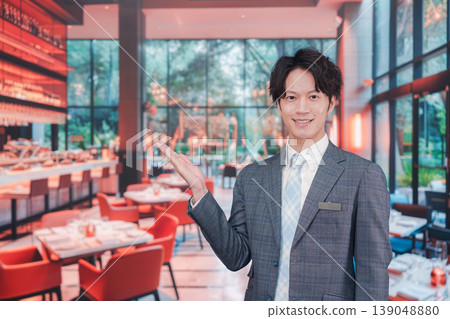 在餐廳工作的年輕男服務員 139048880