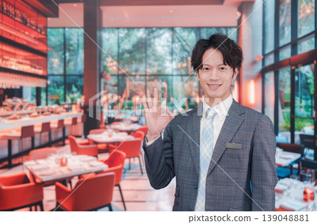 在餐廳工作的年輕男服務員 139048881