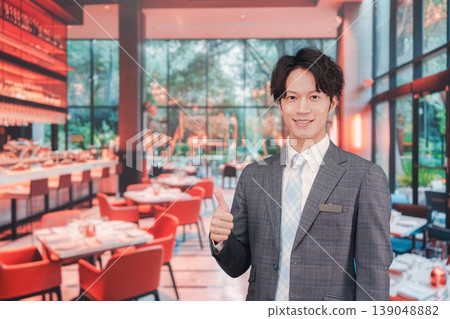 在餐廳工作的年輕男服務員 139048882