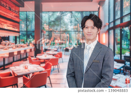 在餐廳工作的年輕男服務員 139048883