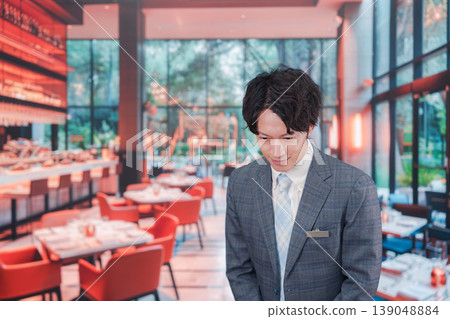 在餐廳工作的年輕男服務員 139048884