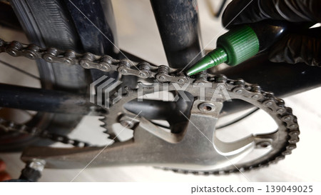 How to apply lubricant to a bicycle chain for better performance and maintenance How to apply lubricant to a bicycle chain for better performance and maintenance 139049025